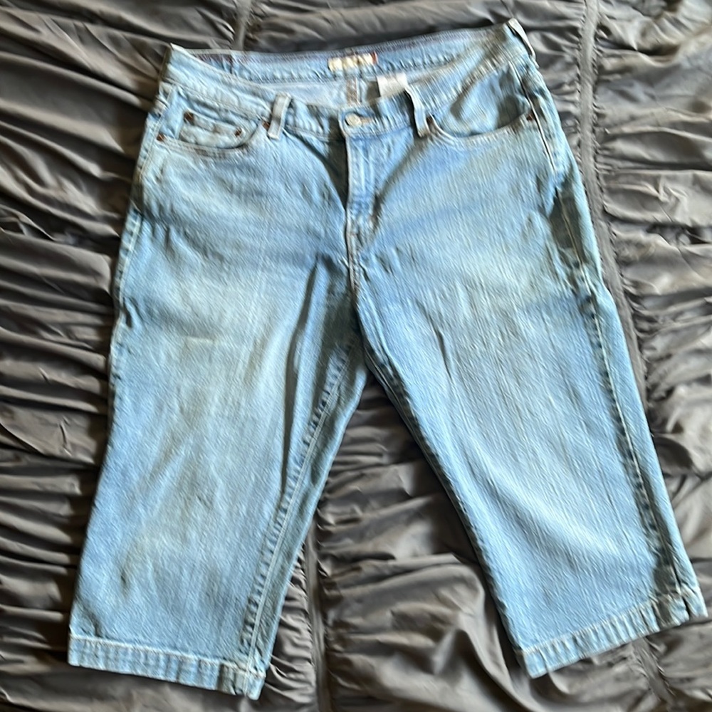 Super cute Levi 515 Capris , light blue, like new